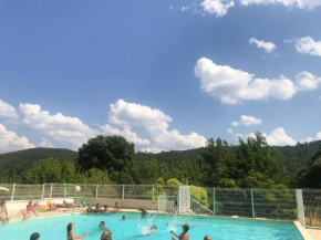 Maison charmante à Saint-Martin-de-Brômes avec piscine partagée